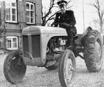 En landbetjent er klar til udrykning på en Massey Ferguson i 1949. Arkivfoto Johnny Bonne