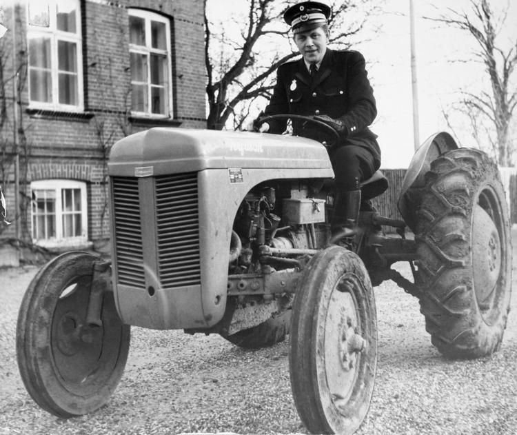 En landbetjent er klar til udrykning på en Massey Ferguson i 1949. Arkivfoto Johnny Bonne