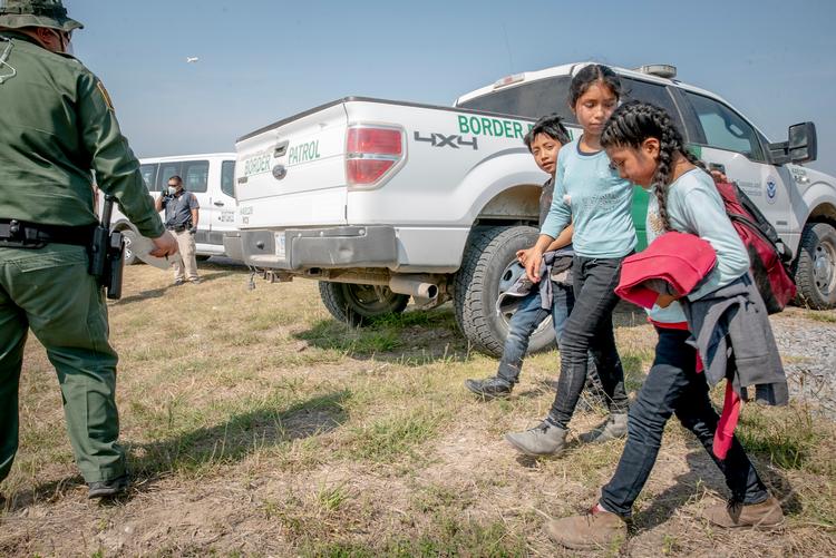  Tre uledsagede børn overgiver sig til grænsebetjente, efter de har krydset Rio Grande-floden fra Mexico til Texas. Antallet af uledsagede børn har slået rekord i marts. Foto: Francesca Pagani