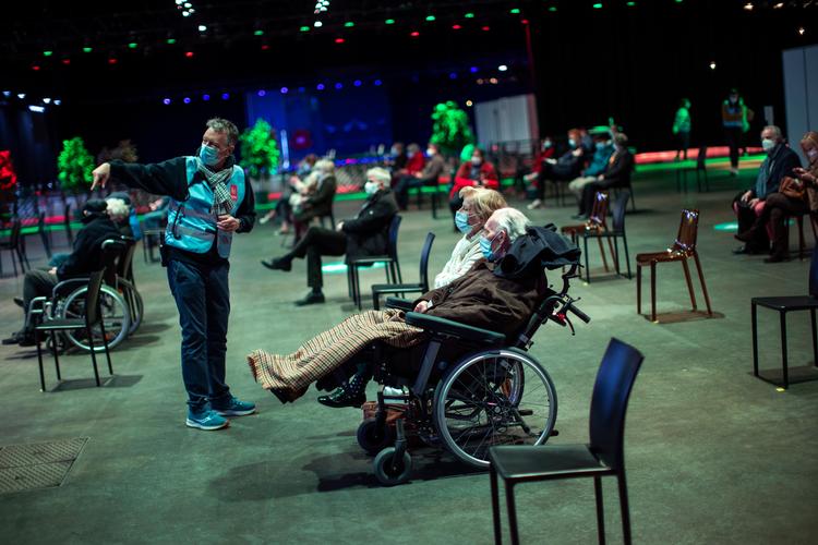 Belgien er voldsomt ramt af coronasmitte, men en intensiv vaccinering og stor tilslutning til vaccineprogrammet giver  håb om lysere tider. Her hviler nyvaccinerede under opsyn efter et stik med de afgørende dråber.  Foto: Francisco Seco/Ritzau Scanpix