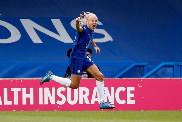 Pernille Harder kan i stigende grad mærke, at flere finder værdi  i kvindefodbold. Foto: John Sibley/Ritzau Scanpix