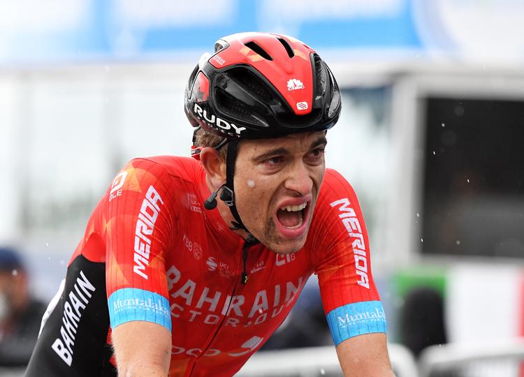 En dødtræt Gino Mäder krydser målstregen som vinder af 6. etape efter en lang, våd dag i udbrud.
 Foto: Jennifer Lorenzini/Ritzau Scanpix