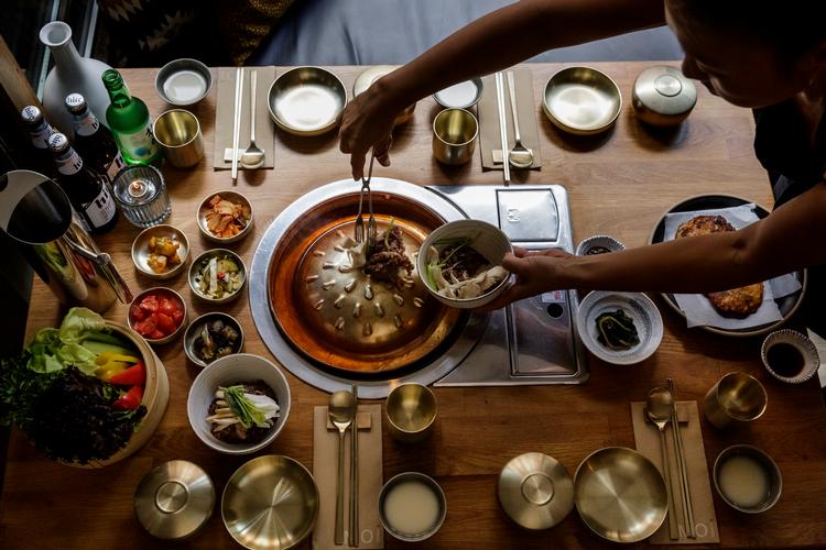 Drukmad i Asien er typisk hot pot, koreansk mad og kinesisk BBQ. Den stærke mad giver lyst til at drikke, som giver lyst til at spise mere mad, som giver lyst til ... Foto: Mads Nissen/POLFOTO