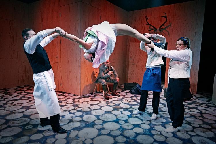 I Folketeatrets opsætning er alperomantikken og operettemanererne skrottet. I stedet præsenterer man publikum for en minimalistisk, stiliseret fortolkning, der fungerer rigtig flot.  Foto: Gudmund Thai