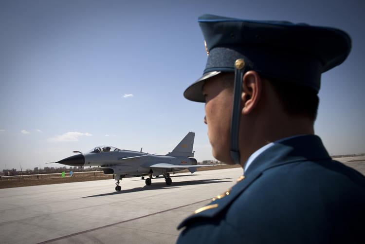 Et J-10 kampfly lander efter en militærøvelse for Folkets Befrielseshær. Kinas luftvåben forsker i ny stealth-teknologi, og en forsker fra Aarhus Universitet har bidraget. Foto: Alexander F. Yuan/Ritzau Scanpix