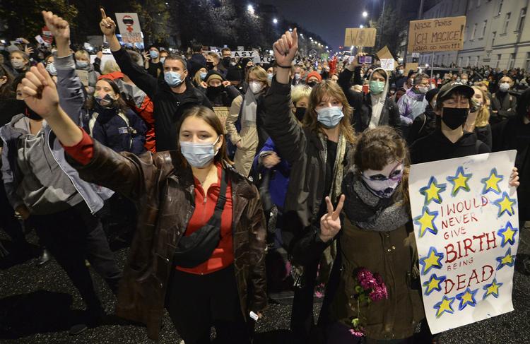 Protester i oktober 2020 mod abortlovgivningen i Polen. Foto: Czarek Sokolowski/Ritzau Scanpix