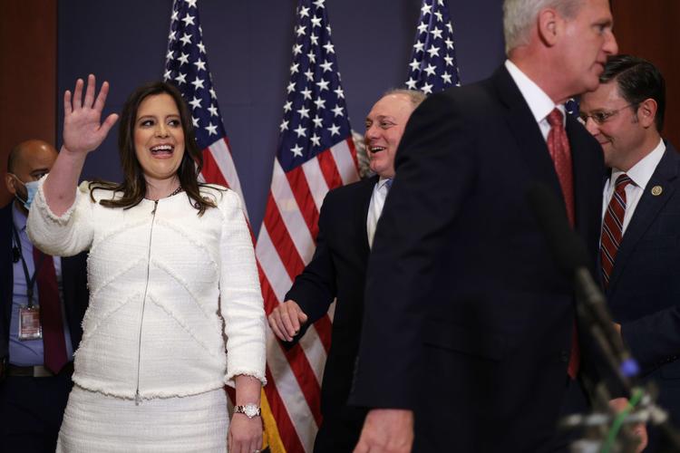WASHINGTON, DC - MAY 14: (L-R) U.S. Rep. Elise Stefanik (R-NY) waves as she is about to leave with House Minority Whip Rep. Steve Scalise (R-LA), House Minority Leader Rep. Kevin McCarthy (R-CA), and newly elected House Republican Conference Vice Chair Rep. Mike Johnson (R-LA) after they spoke to members of the press after an election for House Republican Conference chair at the U.S. Capitol Visitor Center May 14, 2021 on Capitol Hill in Washington, DC. Rep. Stefanik has won the election and she is replacing Rep. Liz Cheney, who was ousted after she refused to endorse former President Donald Trump's claim that the 2020 election was stolen, to be the next Conference chair. Alex Wong/Getty Images/AFP == FOR NEWSPAPERS, INTERNET, TELCOS &amp; TELEVISION USE ONLY == Foto: Alex Wong/Ritzau Scanpix