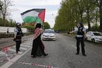 En demonstrant og to politimænd foran den israelske ambassade i Hellerup fredag eftermiddag.  Foto: Martin Lehmann