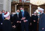 Syriens diktator, præsident Bashar al-Assad, i moskeen i Damaskus i går, torsdag.  Foto: -/Ritzau Scanpix