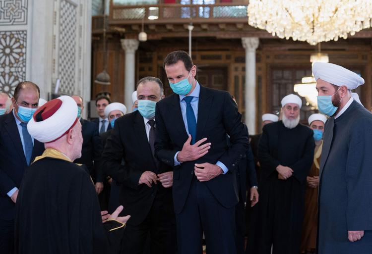 Syriens diktator, præsident Bashar al-Assad, i moskeen i Damaskus i går, torsdag.  Foto: -/Ritzau Scanpix
