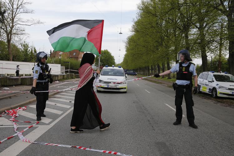 Tre blev anholdt, da der fredag var demonstration til fordel for Palæstina foran Israels ambassade i Hellerup. Foto: Martin Lehmann