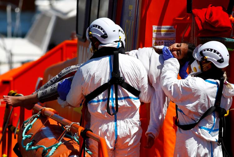 Trafikken af migranter fra Afrika til Europa fortsætter. Her bæres en migrant fra et af den spanske kystvagts skibe på Gran Canaria tidligere på måneden. Foto: borja suarez/Ritzau Scanpix
