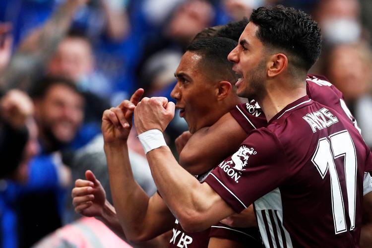 Leicester belgiske midtbanespiller Youri Tielemans blev matchvinder. Han jubler sammen med Ayoze Perez kort efter målet. Foto: Matthew Childs/Ritzau Scanpix