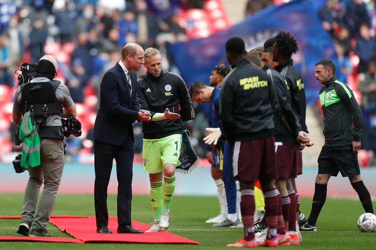 Inden kampen introducerede Kasper Schmeichel Leicesters spillere for den britiske prins William, der overværede finalen sammen med cirka 21.000 andre tilskuere.  Foto: Matthew Childs/Ritzau Scanpix