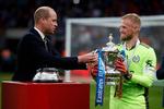 Kasper SChmeichel får overrakt FA-trofæet af prins William, der overværede kampen på Wembley, hvor Leicester vandt over Chelsea. Foto: Matthew Childs/Ritzau Scanpix
