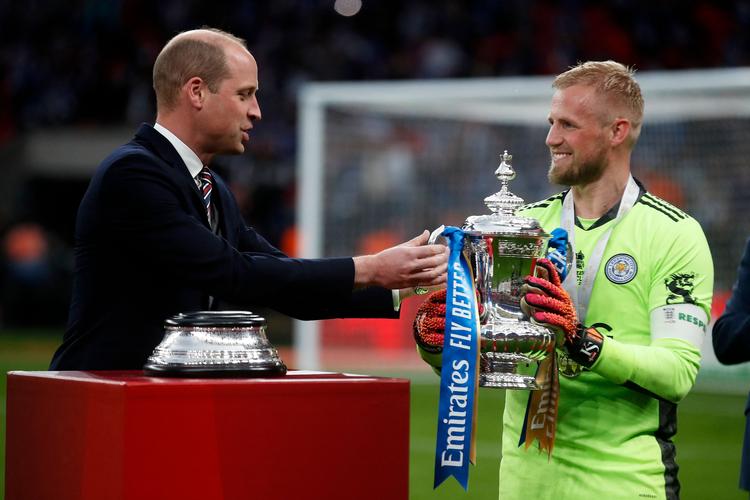Kasper SChmeichel får overrakt FA-trofæet af prins William, der overværede kampen på Wembley, hvor Leicester vandt over Chelsea. Foto: Matthew Childs/Ritzau Scanpix