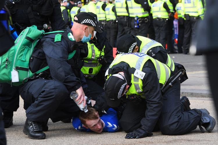 Politiet måtte skride ind og foretage anholdelser, da fansenes jubel udviklede sig voldeligt. Foto: Andy Buchanan/Ritzau Scanpix