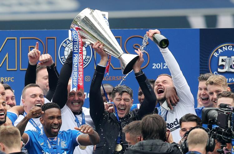 Rangers-manager Steven Gerrard med trofæet som det synlige bevis på klubbens første mesterskab i 10 år. Foto: Russell Cheyne/Ritzau Scanpix