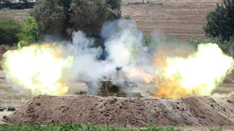 Israelske soldater affyrer en 155 mm howitzer-granat i retning af Gaza. Foto: Jack Guez/Ritzau Scanpix