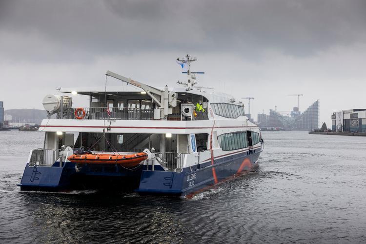 Med tirsdagens indsættelse af hurtigfærgen 'Lilleøre' på den nye rute mellem Dokk1 og Sælvig er der nu kun en times sejlads mellem Aarhus og Samsø.  Foto: Joachim Ladefoged