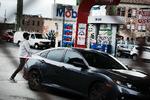 NEW YORK, NEW YORK - MAY 03: As gas prices continue to rise, people fill-up at a gas station in Brooklyn on May 03, 2021 in New York City. Businesses in the building, service, hospitality and retail sectors are seeing solid growth as the U.S. economy surges out of the Covid-19 slowdown. According to the Commerce Department, the economy grew at an annual rate of 6.4% between January and March as millions of Americans got vaccinated against COVID-19 and the federal government spent trillions of dollars on stimulus checks to families and individuals. Spencer Platt/Getty Images/AFP == FOR NEWSPAPERS, INTERNET, TELCOS &amp; TELEVISION USE ONLY == Foto: Spencer Platt/Ritzau Scanpix