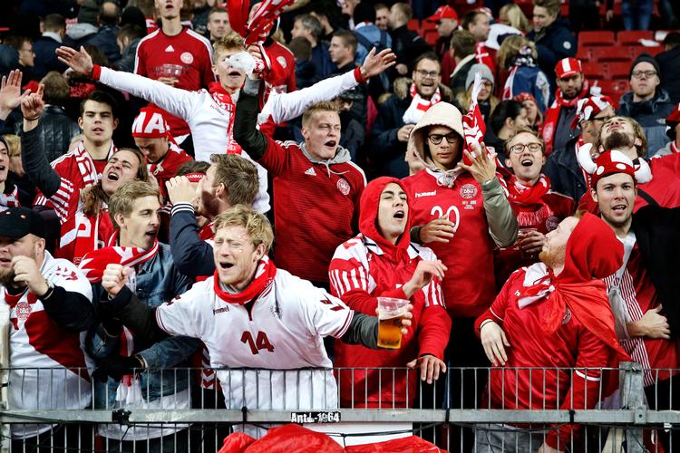 Glade danske tilskuere til landskampen mellem Danmark og Rumænien. Mange af landsholdets trofaste fans har netop mistet deres billetter til EM-slutrunden til sommer i København. Foto: Jens Dresling/POLFOTO