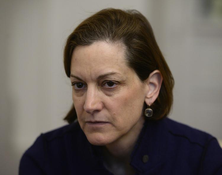 Den amerikanske journalist Anne Applebaum er gift med Polens tidligere viceudenrigsminister Radek Sikorski og har i bogen 'Demokratiets tusmørke' beskrevet, hvordan Polen boblede af håb for 20 år siden. Siden er udviklingen gået i retning af noget, der kan føre til et diktatur, mener kritikere. Foto: Michal Krumphanzl/Ritzau Scanpix