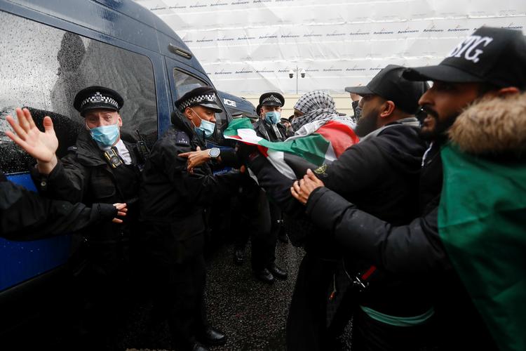 Sammenstød mellem propalæstinensiske aktivister og betjente i London under demonstration  til fordel for Gaza. Foto: Peter Nicholls/Ritzau Scanpix
