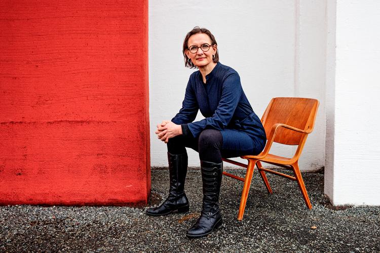  Ax-stolen var tæt på at blive smidt ud som storskrald, indtil Karen Grøn kom forbi og reddede den.  Stolen er lidt medtaget, men museumsinspektøren elsker sin stol. Foto: Jacob Ehrbahn/POLFOTO