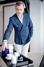  I 30 år har chefredaktør Erik Rimmer samlet på stellet Hank, som han husker fra restauranten på DSB-færgerne.  Foto: Marius Renner/POLFOTO