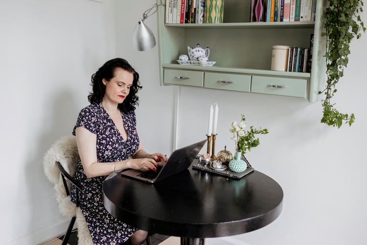 Det runde spisebord fandt forfatter  Leonora Christina Skov for mange år siden på et genbrugsmarked. Hendes seneste bog er skrevet ved bordet, der har lidt under det og nu skal slibes ned og males igen. Foto: Miriam Dalsgaard/POLFOTO