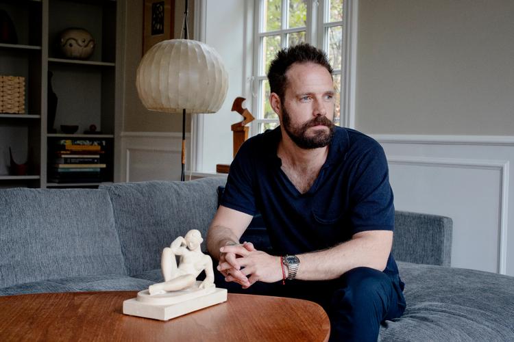 Anders Forup faldt på et loppemarked for en lille stenskulptur, men den røg en dag på gulvet og gik i stykker. Hans kone fandt den selvsamme model, som de nu værner om.   Foto: Valdemar Ren