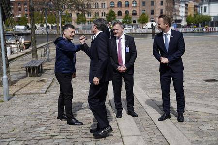 USA's udenrigsminister Antony Blinken hilser fra den grønlandske udenrigsminister Pele Broberg forud for mødet med Rigsfællesskabets udenrigsministre i Eigtved Pakhus i København.  Foto: Mads Claus Rasmussen/Ritzau Scanpix