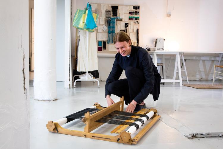 To  brugte rammevæve, som væver og designer Nicklas Skovgaard købte for 200 kroner, er i dag hans primære arbejdsredskaber , når han skaber sine tekstiler.  Foto: Finn Frandsen/POLFOTO