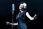 Andra Day er musikalsk troværdig som Billie Holiday. .Photo Credit: Takashi Seida. Foto: Photo Credit: Takashi Seida
