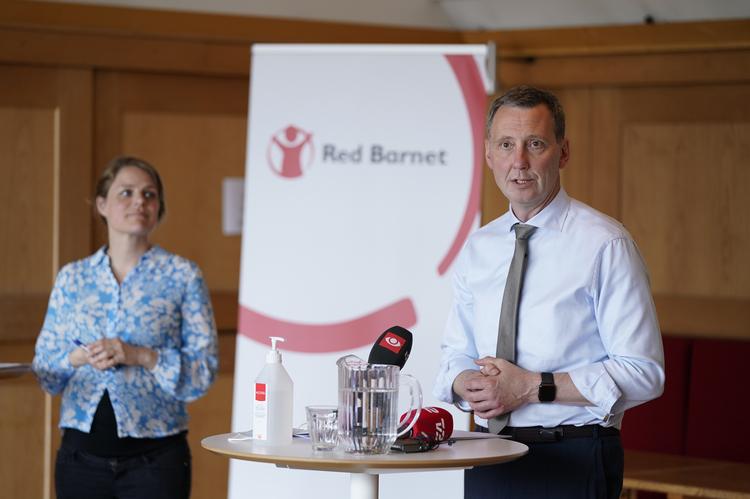 Justitsminister Nick Hækkerup (S), generalsekretær i Red Barnet Johanne Schmidt-Nielsen og psykolog Per Frederiksen præsenterer et nyt udspil, der skal bekæmpe voksnes seksuelle krænkelser af børn, hos Red Barnet i København, Foto: Claus Bech/Ritzau Scanpix