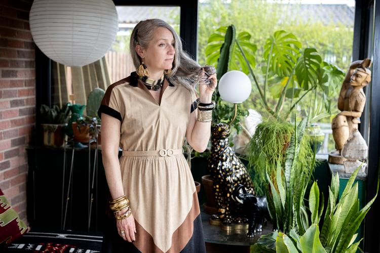 En sen aften fandt Else Skjold nogle store smykker i en kasse, der var stillet ud i hendes haveforening, så andre kunne tage dem. Lige siden har smykkerne  siddet på hende næsten hver dag.  Foto: Jesper Houborg/POLFOTO