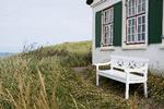Skagerak - der tidligere hed Trip-Trap - har i årtier haft de hvidmalede bænke, stole og borde blandt deres bestsellere. Men de hvide møbler holder ikke så længe som dem af teak, siger firmaets direktør. 