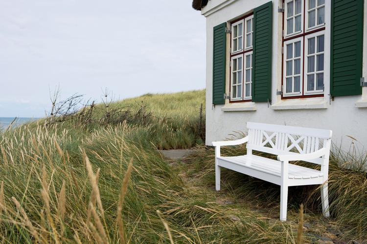 Skagerak - der tidligere hed Trip-Trap - har i årtier haft de hvidmalede bænke, stole og borde blandt deres bestsellere. Men de hvide møbler holder ikke så længe som dem af teak, siger firmaets direktør. 