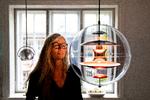 Forfatter og illustrator Hanne Kvist tegner ofte designklassikere ind i sine bøger. Her er det lampen Globe af Verner Panton. Foto: Finn Frandsen/POLFOTO