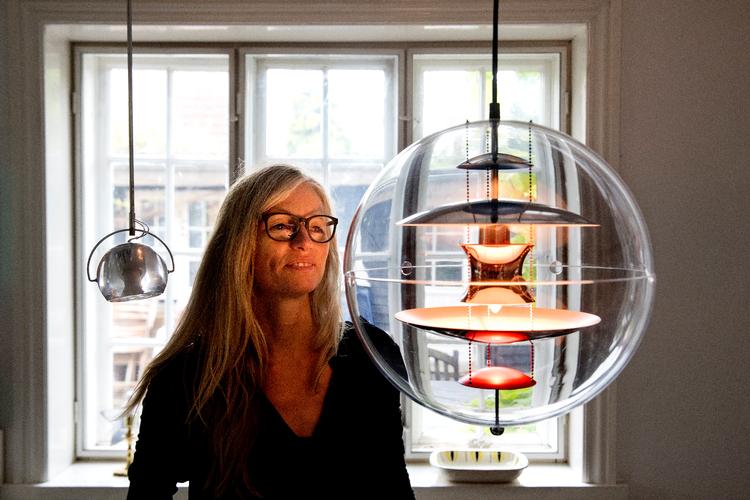Forfatter og illustrator Hanne Kvist tegner ofte designklassikere ind i sine bøger. Her er det lampen Globe af Verner Panton. Foto: Finn Frandsen/POLFOTO