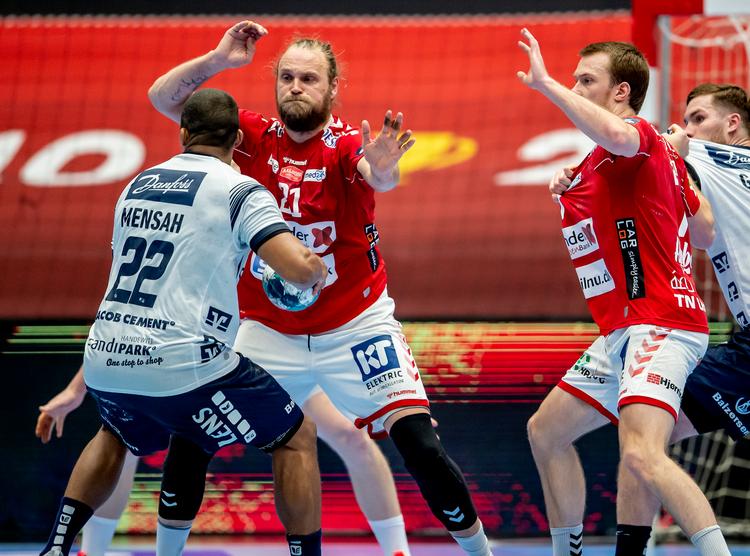 Henrik Møllgaard (21) gik til landsholdskammeraten Mads Mensah i den første kvartfinale og vil slås for Final4. Foto: René Schütze/Ritzau Scanpix