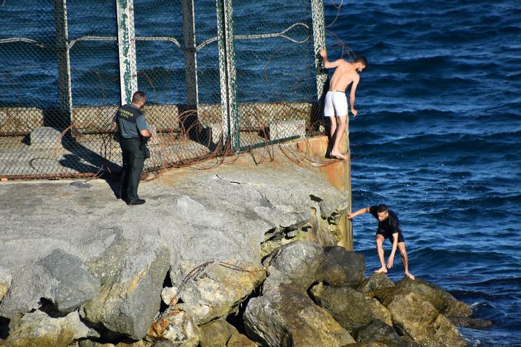 Flere af migranterne fra Marokko svømmede til Ceuta, den spanske enklave på den nordafrikanske kyst. Foto: Reduan Ben Zakouor/el Faro De Ce/Ritzau Scanpix