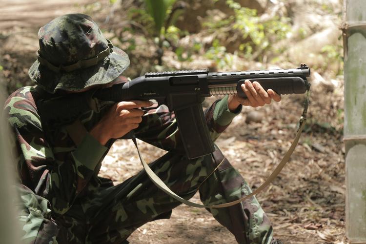 En medlem af en oprørsbevægelse træner til kampene mod styret i Myarnmar. Foto: Stringer/Ritzau Scanpix