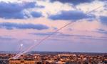 En raket affyres ind over Israel fra Gaza. I alt er der ifølge israelsk militær blevet affyret 3.350 raketter fra Gaza siden mandag i sidste uge. Foto: Said Khatib/Ritzau Scanpix