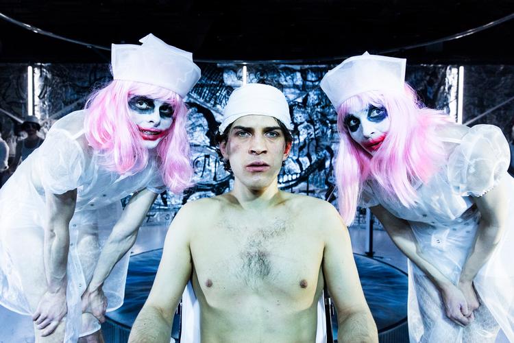 Emil Prenter leverer Bjørn Rasmussens tekst, som om den findes i kroppen på ham. Ved siden af står Lasse Steen og  Sofia Nolsøe, der spiller alle de andre roller. Foto: Anne Marín Schramm