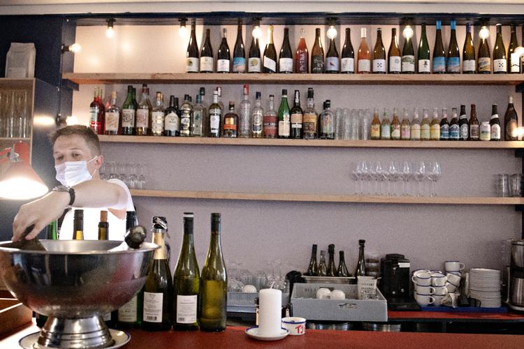 Af den nye genåbningsaftale fremgår det, at partierne forpligter sig til at have en plan for udfasning af både coronapas og mundbind klar ’primo juni’. Foto: Marius Renner/POLFOTO