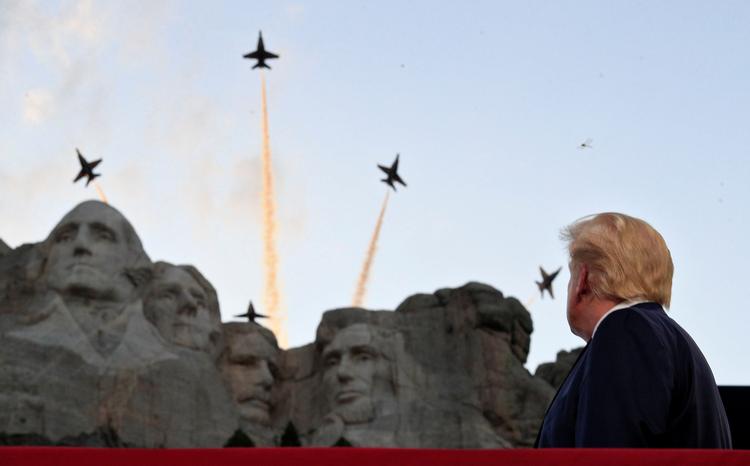 Donald Trump offentliggjorde planerne om monumentparken under en fejring af den amerikanske uafhængighedsdag ved Mount Rushmore sidste år.  Foto: Tom Brenner/Ritzau Scanpix