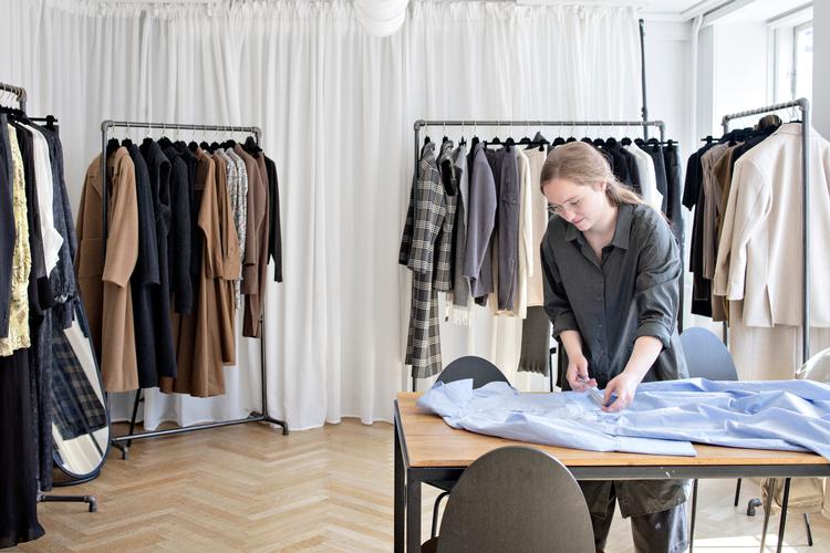 Emma Langkilde tjekker målene på prototyper, der er blevet sendt fra Portugal.  Foto: Marius Renner/POLFOTO