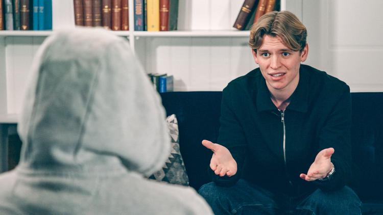 Malte Prehn oplevede, at en anden udgav sig for at være ham på nettet og narrede en masse forskellige piger til at forelske sig i ham. I dokumentarserien '100 falske forelskelser' prøvede Malte Prehn at råbe politikerne op. Det ser nu ud til at have båret frugt. Foto: Mikkel Mørch Harsløf/Nordisk Film/DR